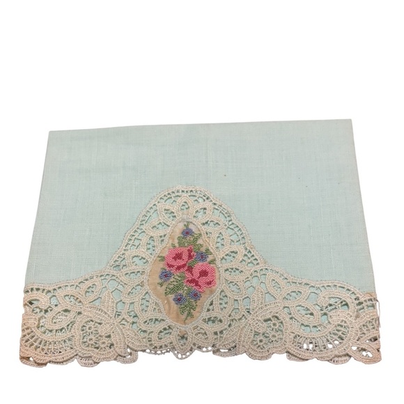 LADIES HANKIE/ Doily EMBROIDERY FLOWERS AND CROCHET Vtg Granny - Picture 2 of 11